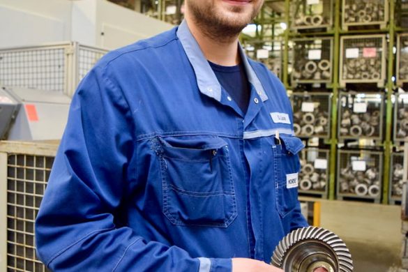 Department Manager Stephan Lücke with one of the bevel gears being machined in the VLC 200 GT