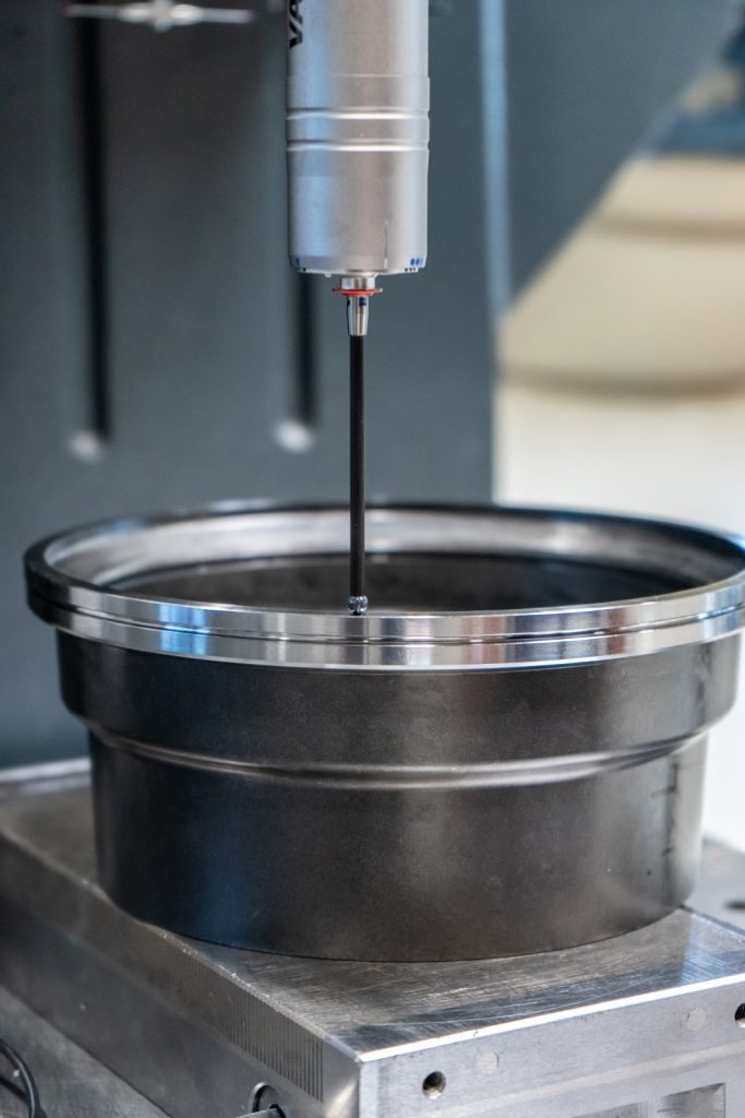 High-precision measuring machine for testing a gearbox housing