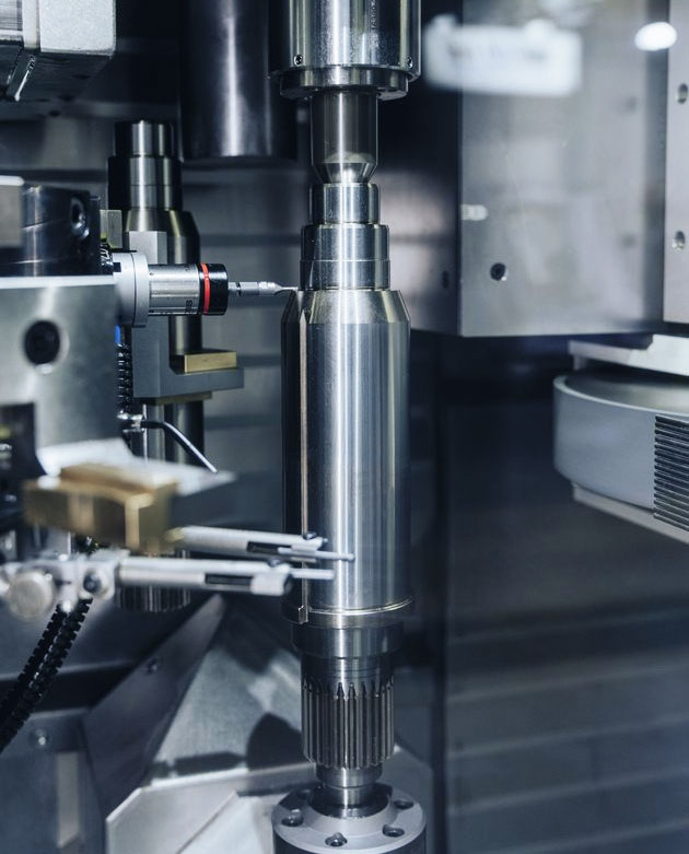 The vertical work area of the VTC 100 GT enables the complete-machining of e-rotor shafts.