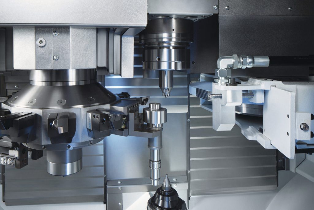 VT 4 workpiece grippers loading and unloading parts automatically inside the machine.