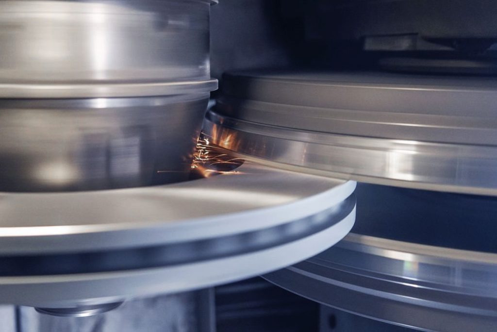 VLC 450 DG double-sided grinding machine with vertical grinding spindles - designed for precision face-grinding of brake discs.