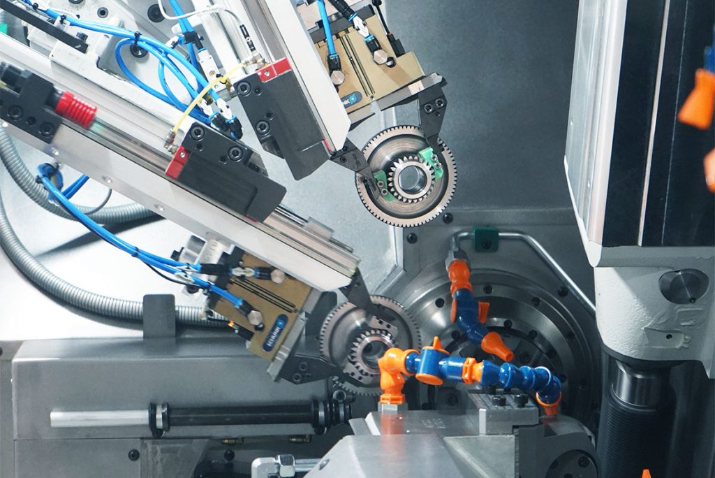 Gantry loader with gripper in the work area of the HLC 150 H gear cutting machine.