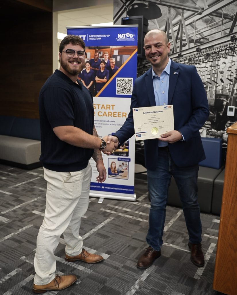 Levi Rittinger receives his MAT2 apprenticeship diploma at EMAG’s graduation ceremony.