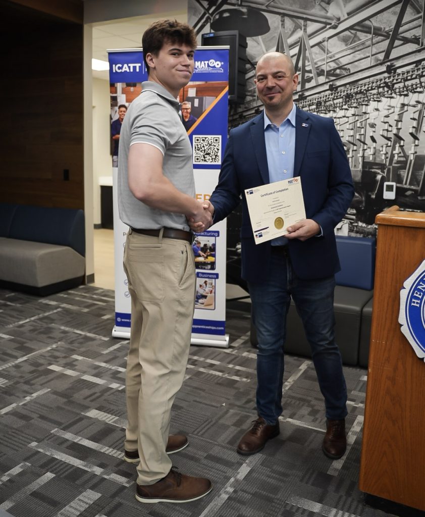 Nil Skrzypczak receives his MAT2 apprenticeship diploma at EMAG’s graduation ceremony.