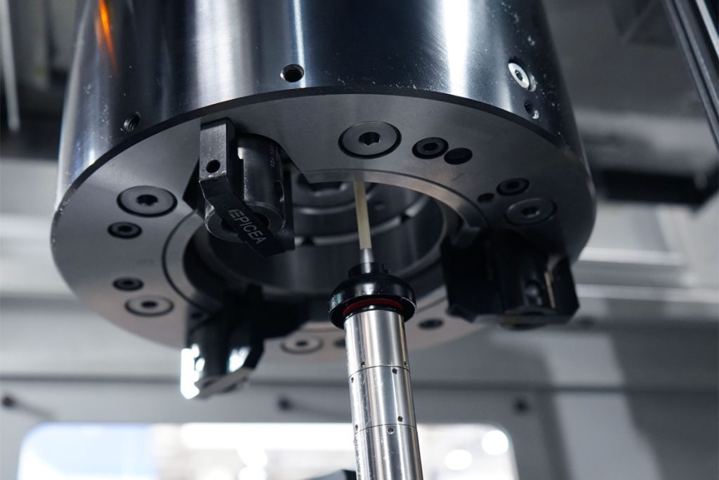 Final measurement in the VL 4 lathe to check the roundness of the workpiece