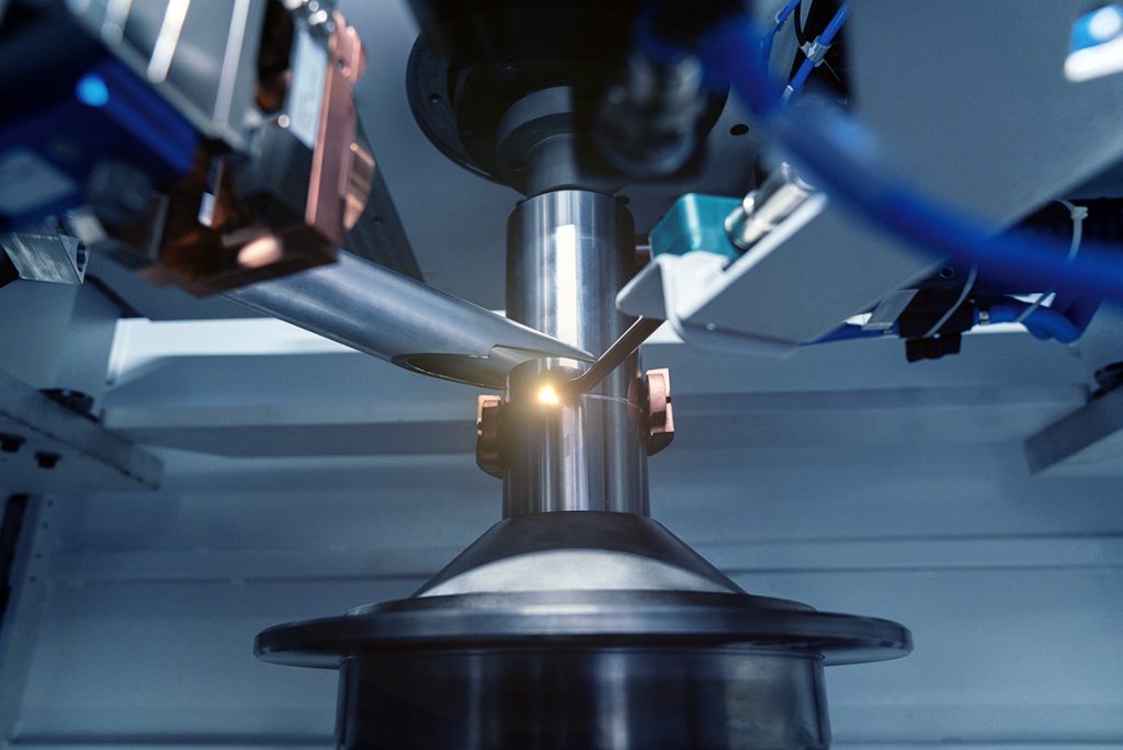 Rotor shaft during laser welding in the ELC 6i - controlled process for precision weld seams on rotationally symmetrical components.