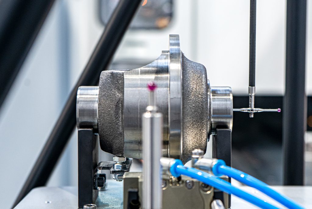 Tactile measurement of a workpiece in the MRC robot cell. Integration of measuring functions in automated production processes. 