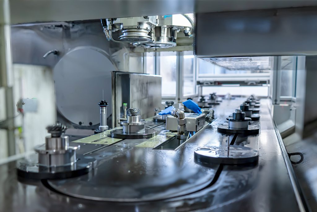 Interior view of the VSC 400 DDS with pick-up station and rotary transfer conveyor for the automated feeding of gears for hard machining at EWS 