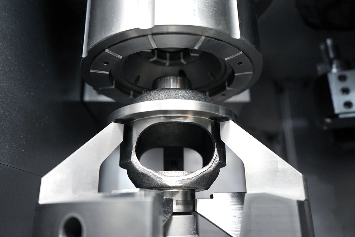 Workpiece transfer in the VT 200 between the lower and upper spindles for precise, tension-free complete-machining.