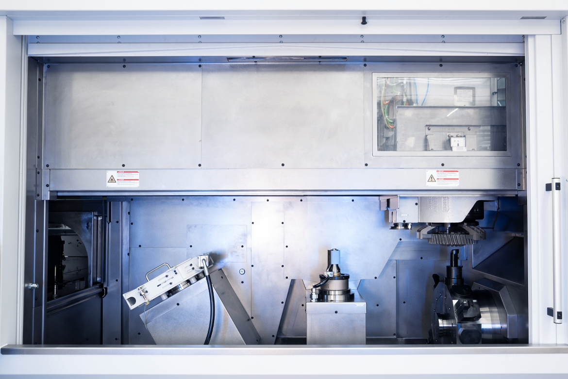 Work area of the VLC 350 GT with grinding spindle and turret for combined turning, milling and grinding operations.