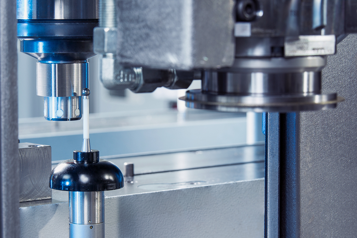 The VL 100 GT’s measuring probe checks the results of out-of-round grinding—quality control directly in the machine.