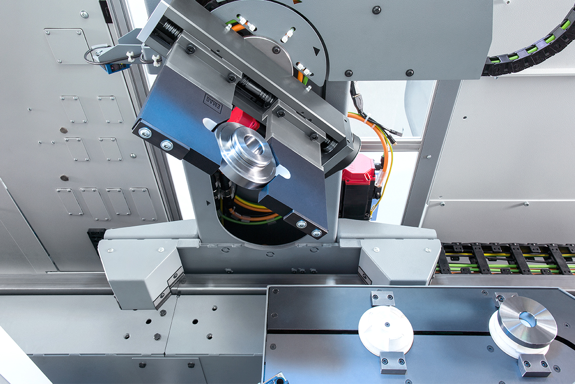 TransLift gripper in EMAG’s TrackMotion automation system while turning a workpiece
