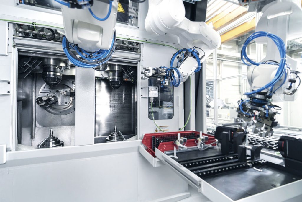 Tres robots cargan automáticamente la VST 50 – para tiempos de ciclo cortos y procesos de fabricación confiables.
