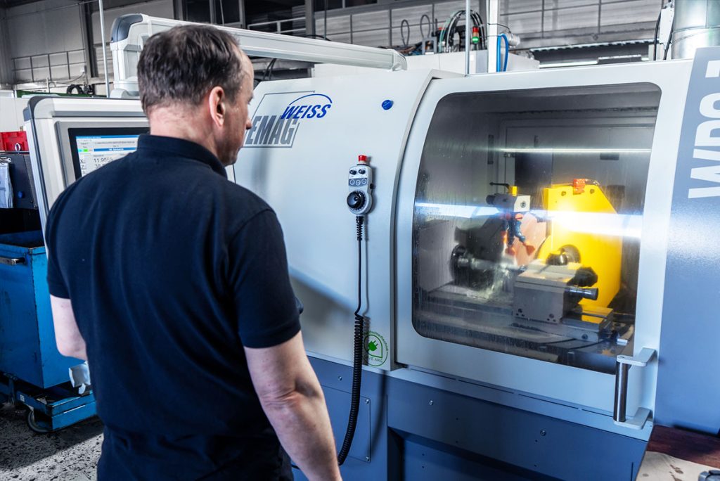 Rectificadora compacta EMAG WPG 7 en la nave de producción de Wandel CNC-Technik