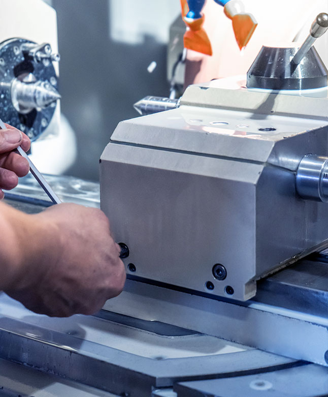 Empleados de Wandel CNC-Technik reequipando la rectificadora EMAG WPG 7 para un nuevo pedido.