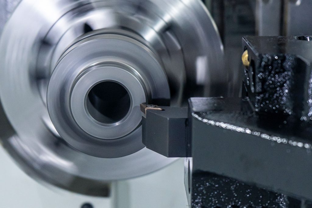 Torneado de una pieza rotatoria con herramienta de corte en el torno CNC MSC 5 DUO durante el proceso.