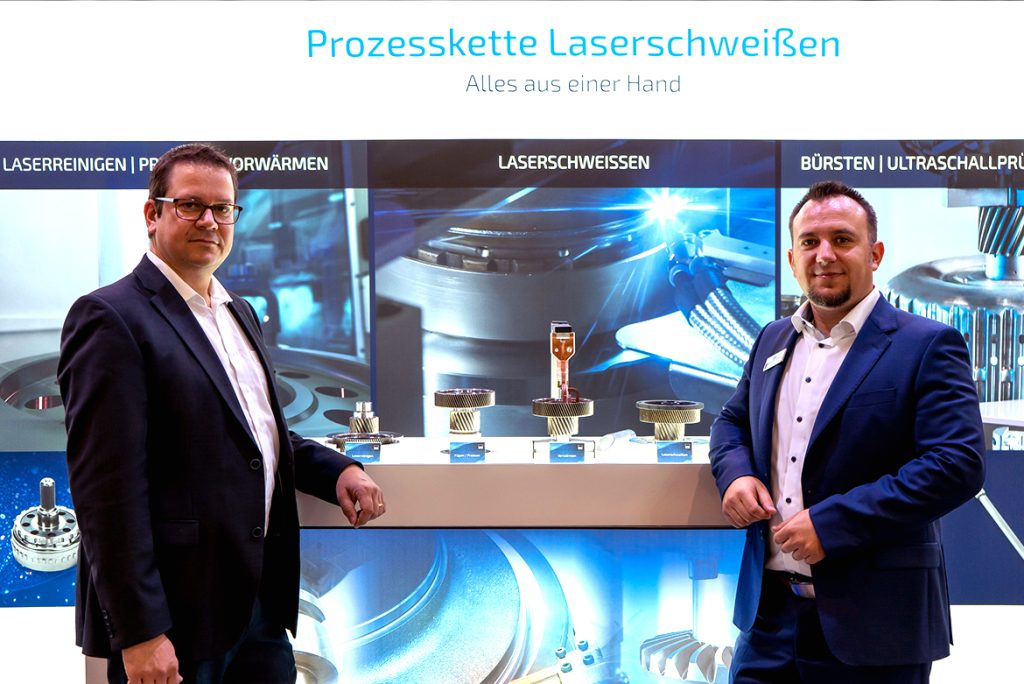 De izquierda a derecha: Oliver Hagenlocher, director de marketing de EMAG, Daniel Rujanoski, director de ventas globales y aplicaciones de EMAG LaserTec 