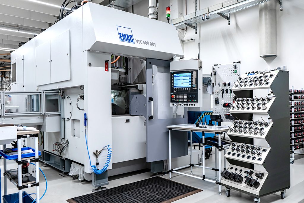 El torno vertical modernizado EMAG VSC 400 DDS en EWS con Tool-Shuttle 