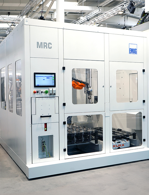 Celda robótica modular MRC de EMAG. Solución para la manipulación automatizada de piezas en la producción. 