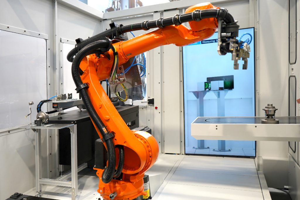 Robots industriales en la celda robótica MRC de EMAG. Manipulación automatizada de piezas de trabajo. 