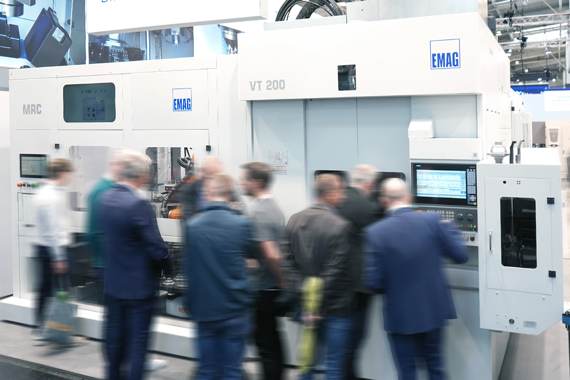 Torno VT 200 con celda robótica MRC en la EMO 2025: celda de producción compacta para el mecanizado automatizado.