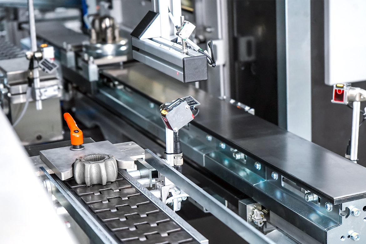 Alimentación automatizada de piezas con sensores y separación individual para el almacenamiento de piezas seguro en el proceso.
