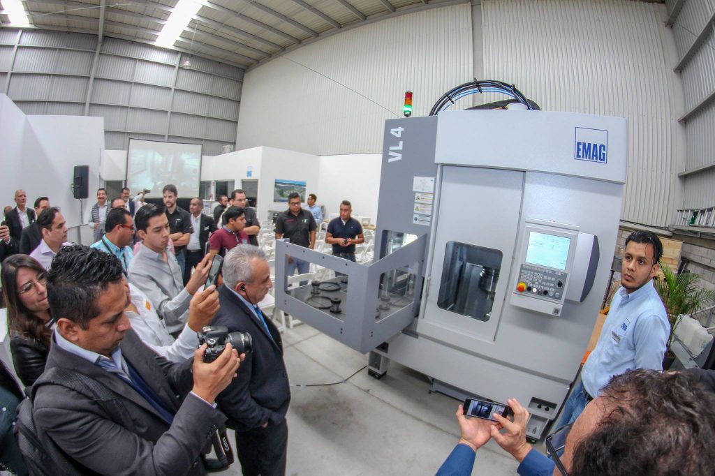 Viele Besucher beim Open House EMAG Mexico