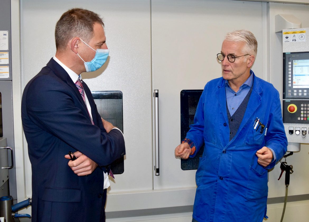 Teamwork Teamwork für den Erfolg: Kordel-Geschäftsführer Johannes Kordel (rechts) im Gespräch mit EMAG Gebietsverkaufsleiter Florian Rose.