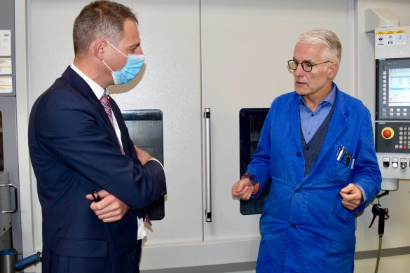 Teamwork für den Erfolg: Kordel-Geschäftsführer Johannes Kordel (rechts) im Gespräch mit EMAG Gebietsverkaufsleiter Florian Rose.