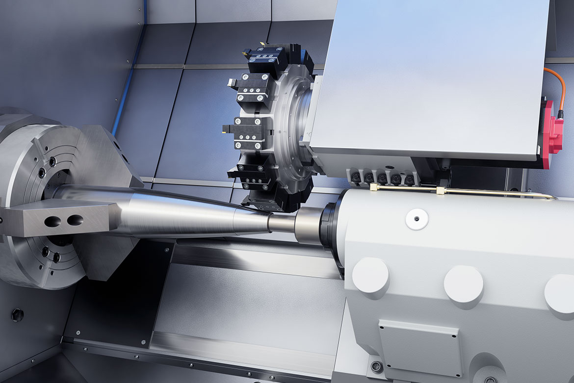 Die USC 850 bei der präzisen Bearbeitung einer 155-mm-Artilleriegeschosshülse, optimal gestützt durch hydraulischen Reitstock.