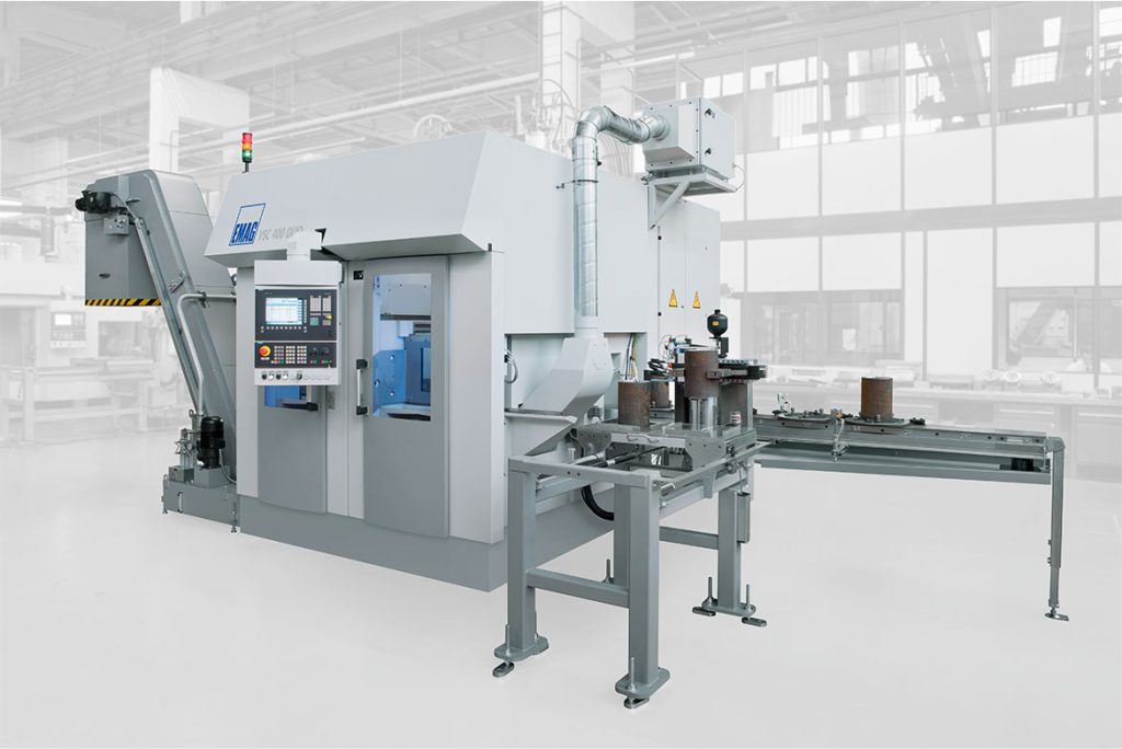 Gesamtansicht eines automatisierten Fertigungssystems mit mehreren verketteten VSC-Drehmaschinen, inklusive Handling-Einheiten
