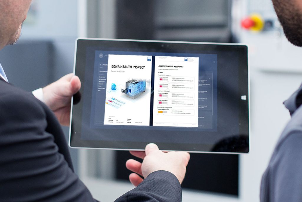Techniker bespricht mit dem Kunden einen Bericht aus dem EDNA Health Inspect System.