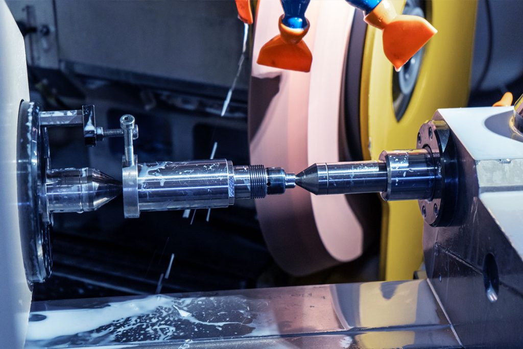 Detailaufnahme des Arbeitsraums einer EMAG WPG 7 Schleifmaschine mit Schleifscheibe und Werkstückspannsystem.