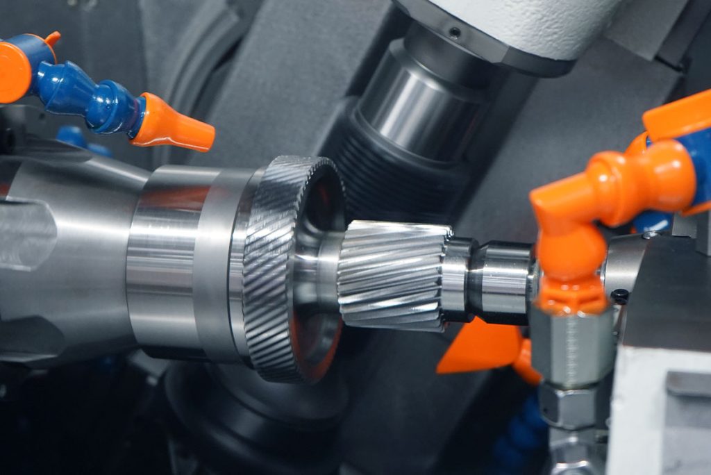 Geschwenkter Fräskopf beim Wälzfräsen einer Verzahnung