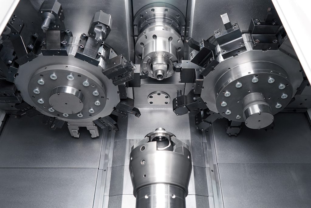 Arbeitsraum der VT 200 mit zwei Revolvern und Gegenspindel für eine parallele Bearbeitung und kurze Zykluszeiten 