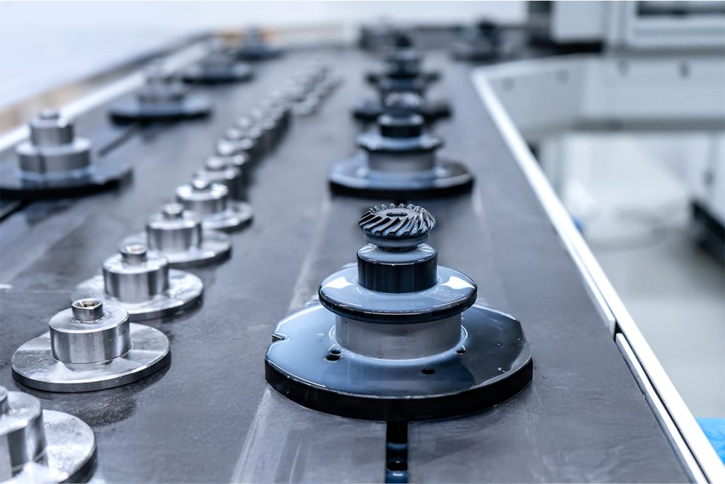 Kegelräder auf Werkstückträgern im Rundtaktförderer der VSC 400 DDS – das System ermöglicht eine prozesssichere und mannlose Bearbeitung über bis zu drei Stunden Laufzeit.