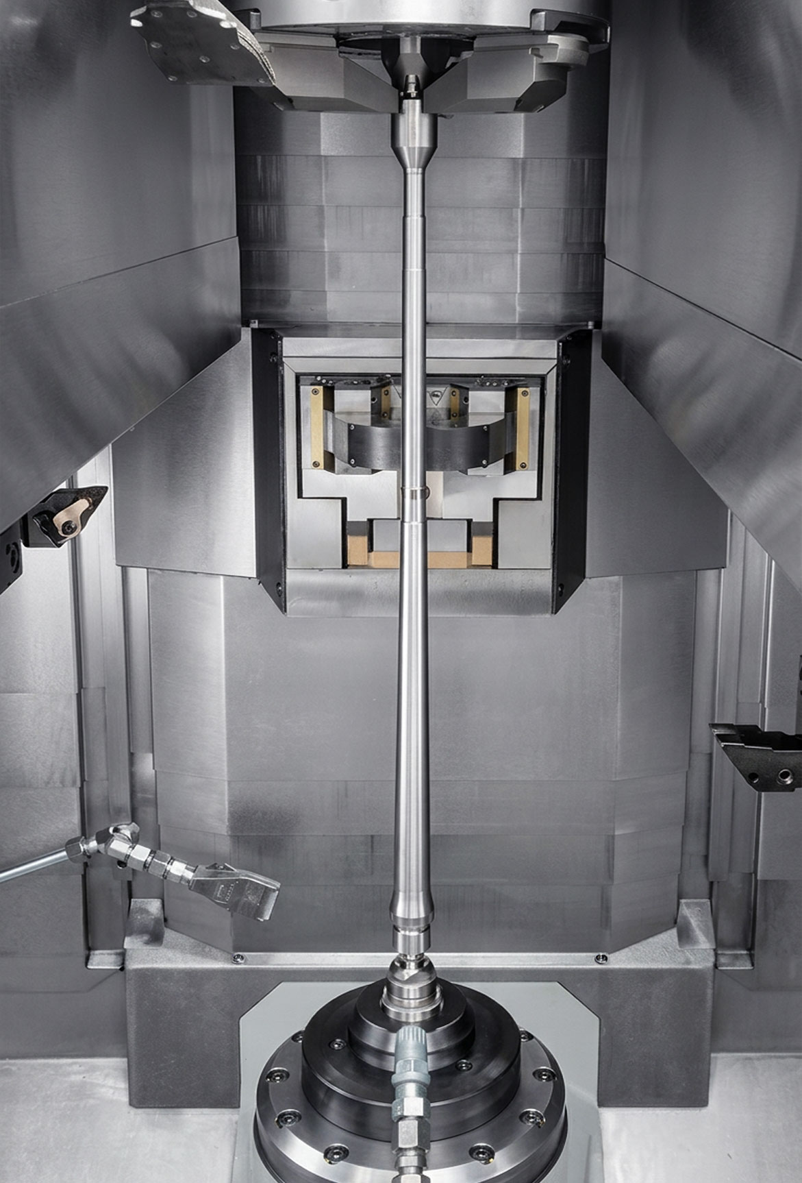 Arbeitsraum der EMAG VT 4. Ein langer Waffenlauf ist vertikal gespannt.