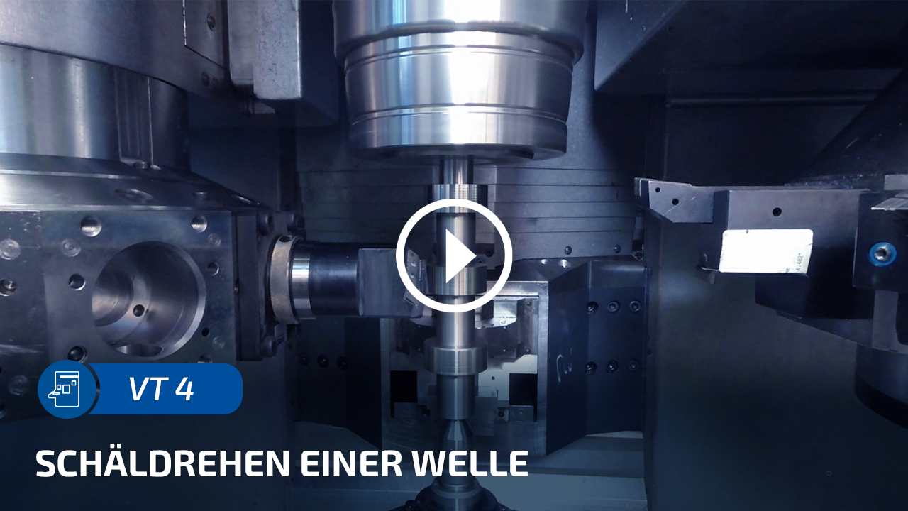 Schäldrehwerkzeug bearbeitet eine vertikal gespannte Welle im Arbeitsraum der EMAG VT 4 