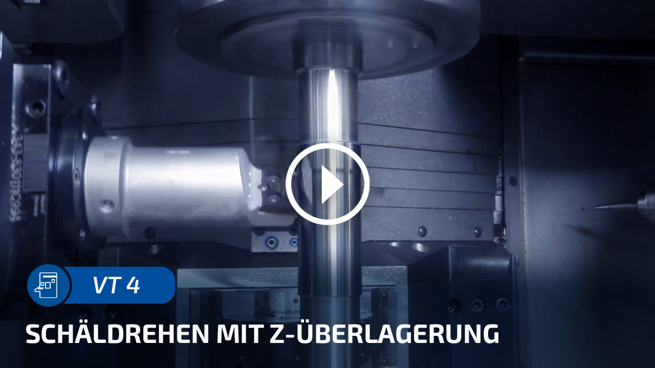 Schäldrehwerkzeug bearbeitet eine vertikal gespannte Welle im Arbeitsraum der EMAG VT 4